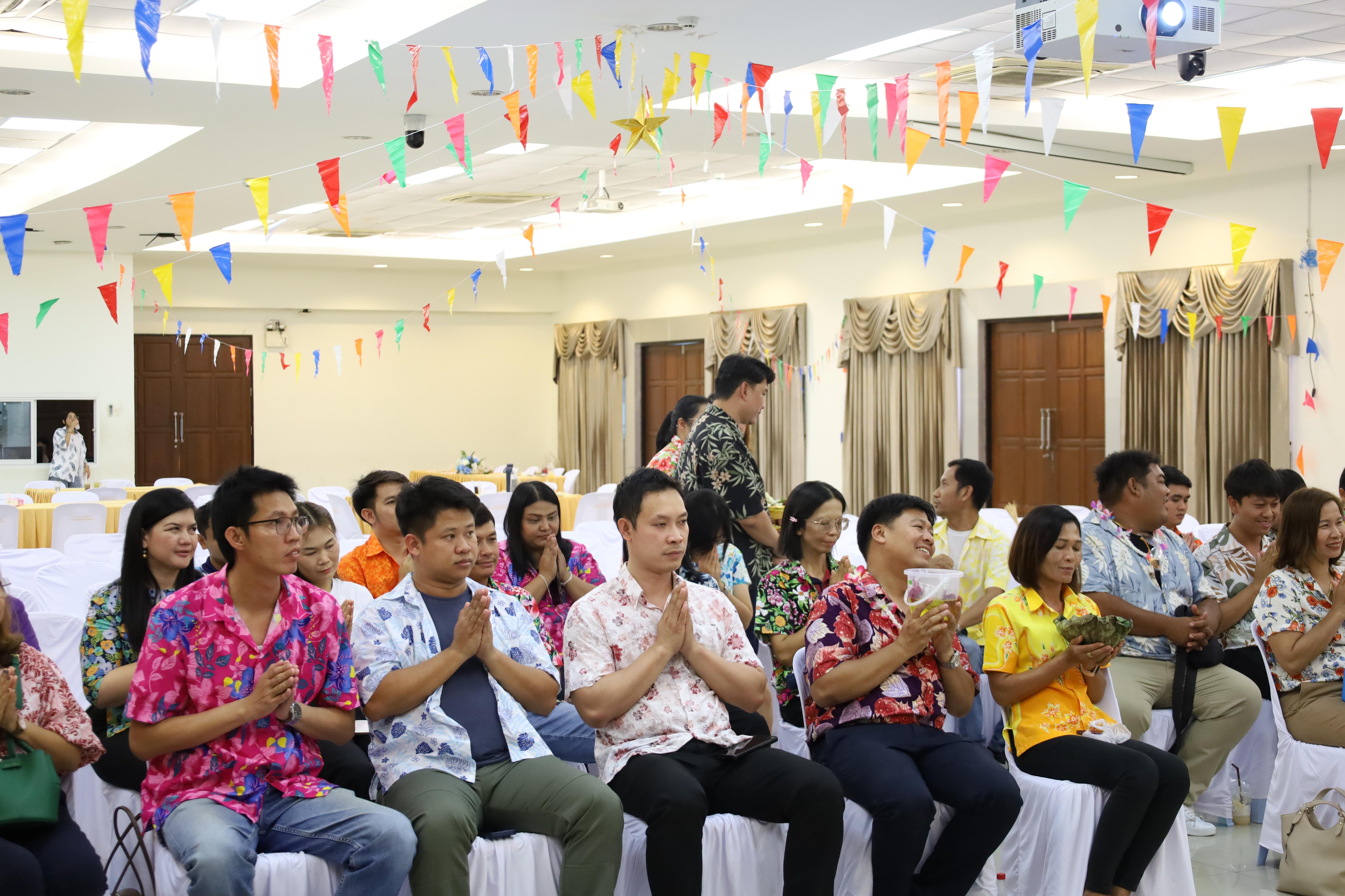 199. วันที่ 26 เมษายน 2568 สาขาการบริหารการศึกษา ได้จัดกิจกรรมรดน้ำดำหัวคณาจารย์ระดับบัณฑิตศึกษา ประจำสาขาการบริหารการศึกษา ณ ห้องประชุมครุร่มสัก 1 ชั้น 3 อาคารคณะครุศาสตร์
